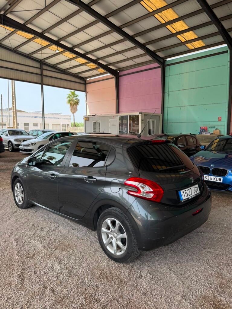 PEUGEOT 208 2015
